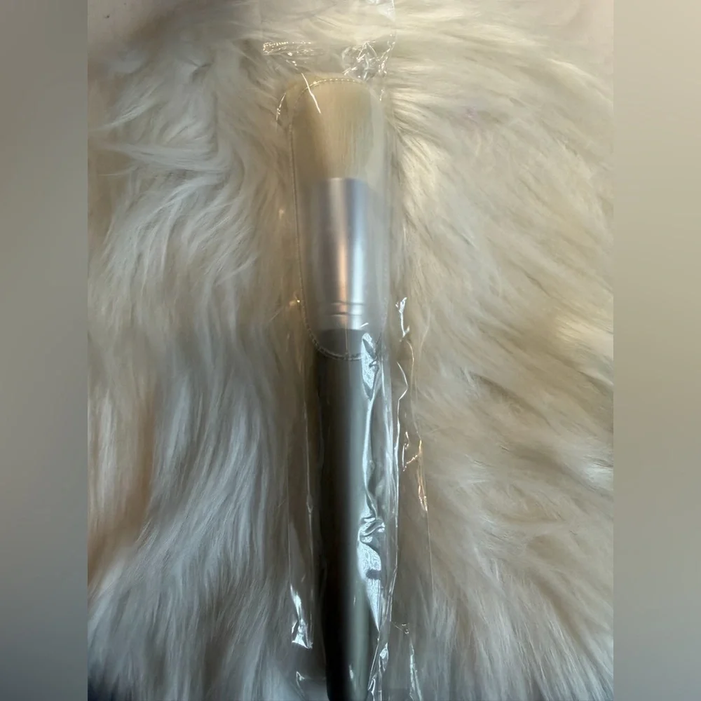 TIGI Silver Powder Brush